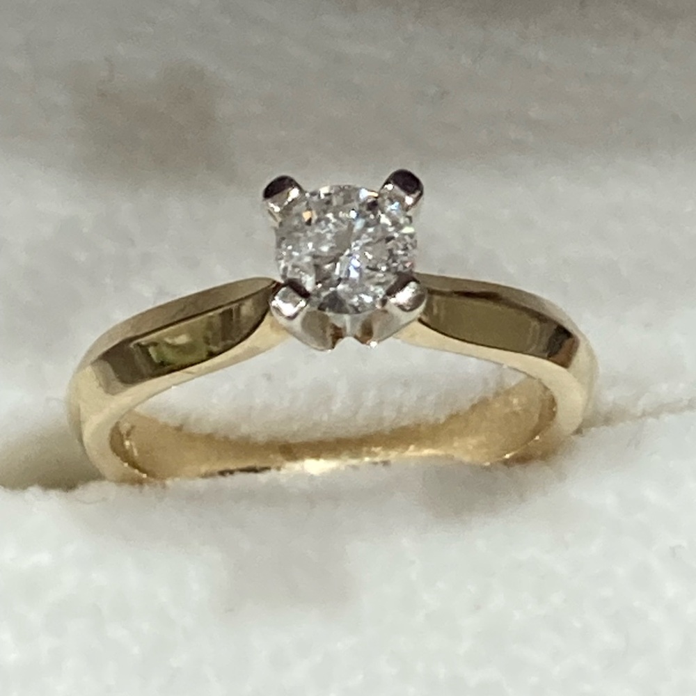 14k Elegant Gold natural mined Diamond solitaire - Picture 3 of 13